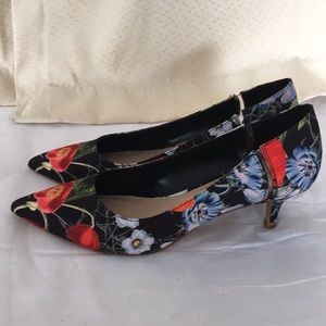 Aldo floral design black shoes sz6